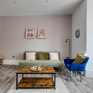 Apartment Apt 1 - Empire 39 - Central Location, Scarborough